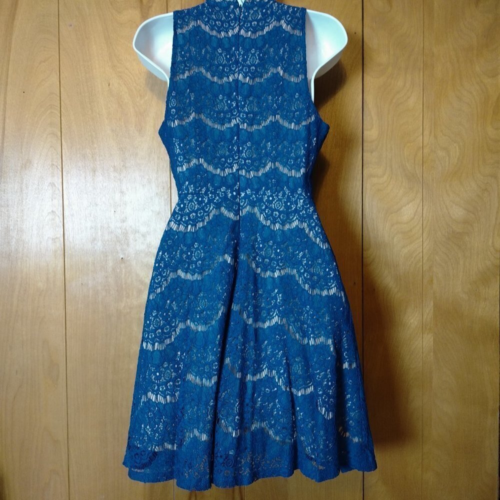 LOVE, FIRE WOMEN'S MEDIUM BLUE SLEEVELESS DRESS LACE OVERLAY FIT AND FLA… - Picture 6 of 6